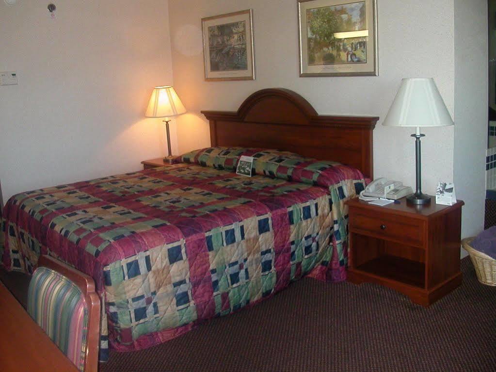 Lomira Inn And Suites Eksteriør bilde